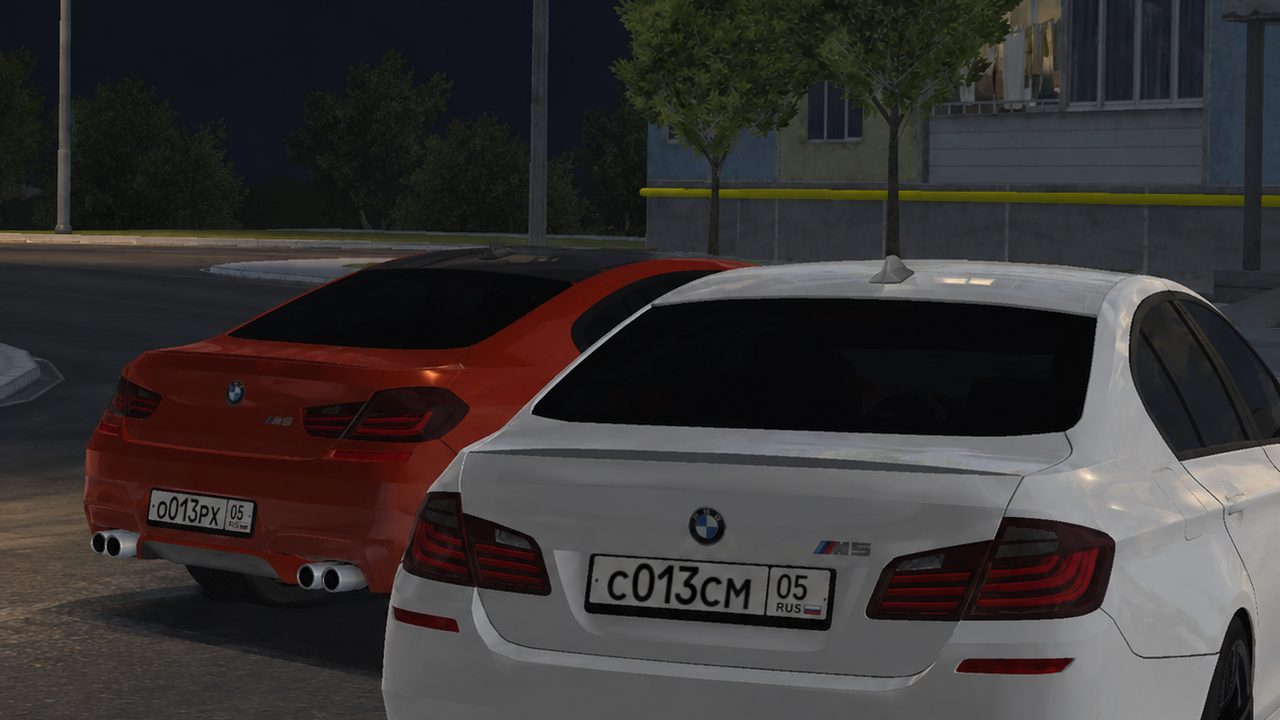 Две BMW M5 ночью у дома